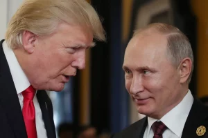 Sáng thứ Tư, giá dầu thế giới bất ngờ hạ nhiệt khi Tổng thống Donald Trump bất ngờ rút ngắn tối hậu thư dành cho Nga.